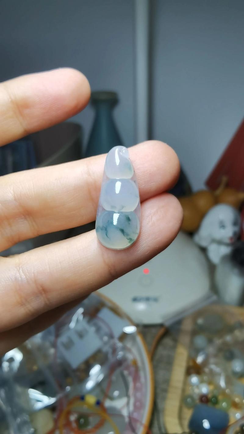 翡翠福豆吊墜.天然a貨翡翠,緬料,偏糯冰的水頭,起冰起膠了